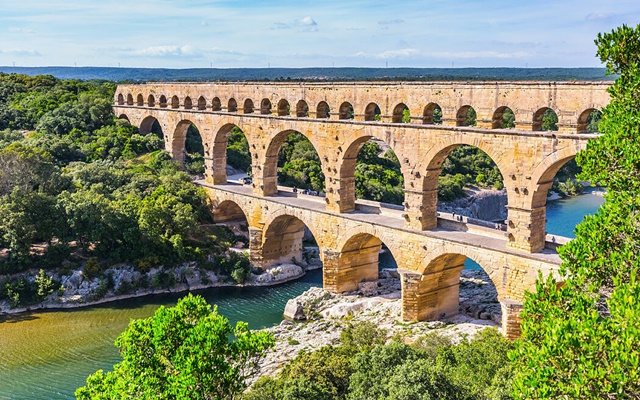 Khám phá vẻ đẹp kì vĩ của cầu Pont du Gard khi đi du lịch Pháp